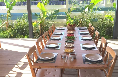 Açık havada hazırlanmış yemek masası