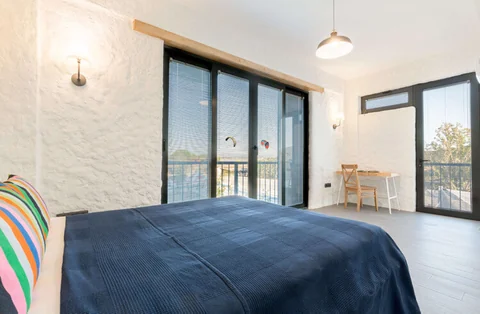 Balkon kapılı çift kişilik konaklama odası