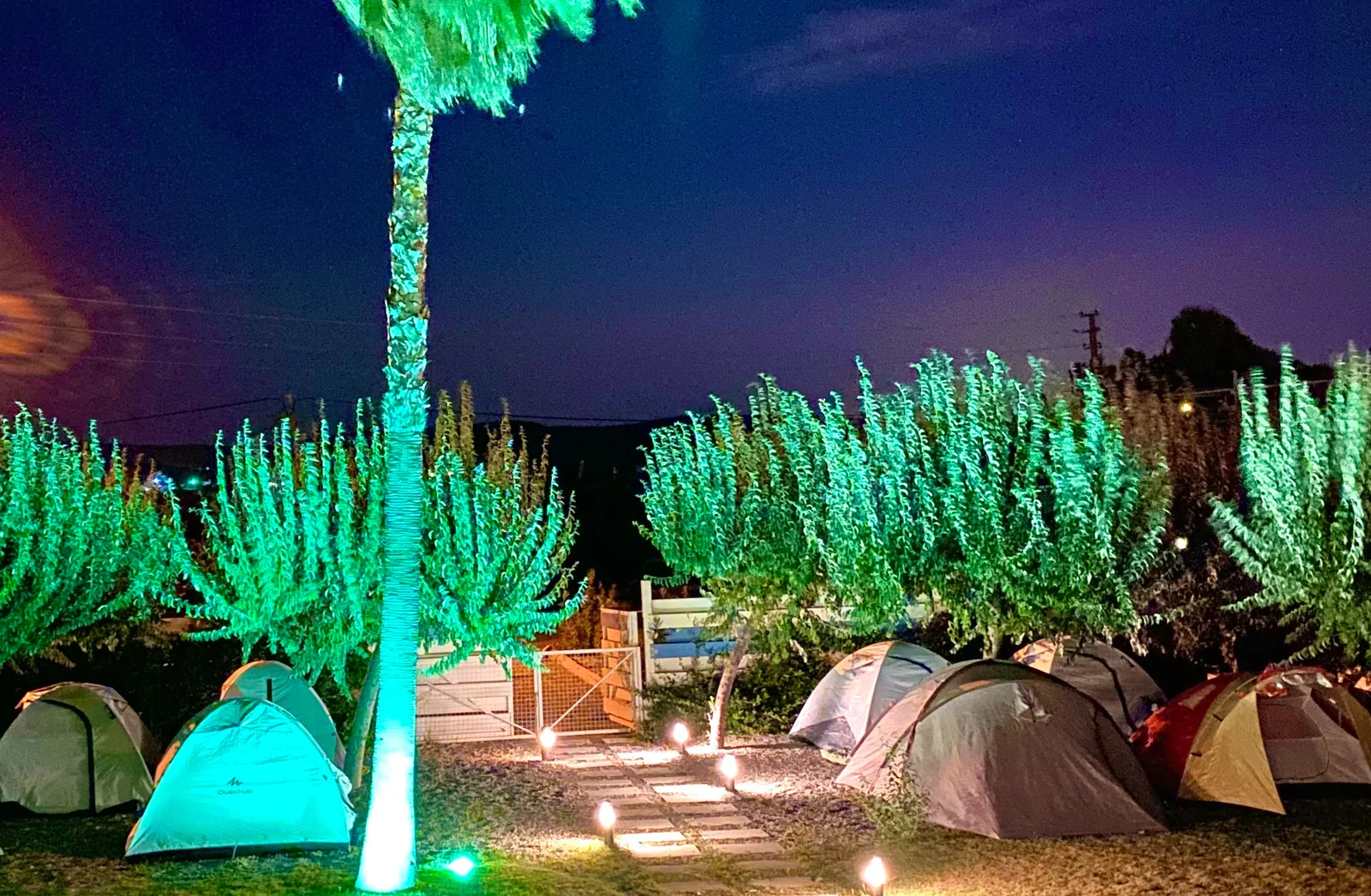 Gece aydınlatılmış çadır ve bahçe alanı