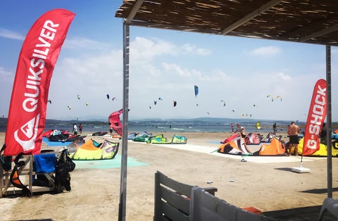 Sahilden denize bakan kitesurf alanı