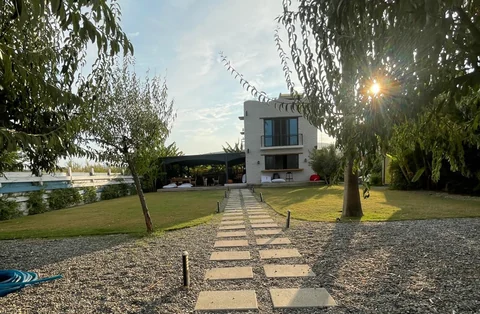 Konaklama binasına uzanan bahçe yolu