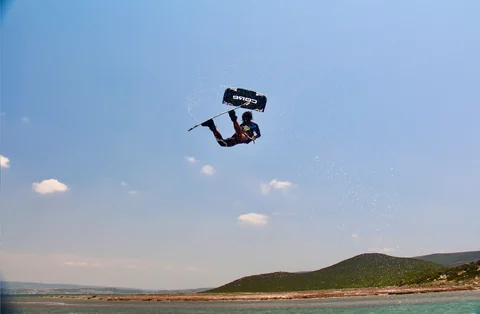 Deniz üzerinde sıçrayış yapan kitesurf sporcusu
