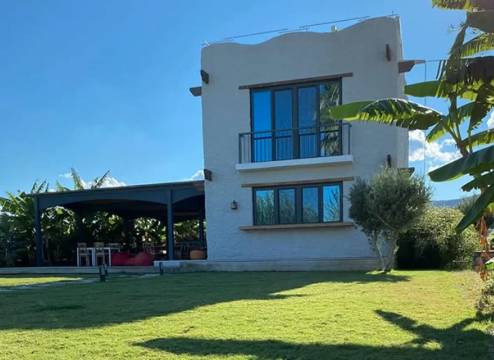 Bahçe içindeki Urla Kite Camp konaklama binası