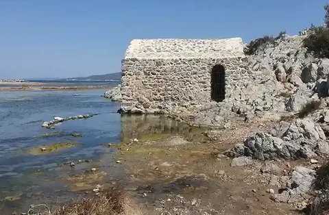 Deniz kıyısındaki taş yapı